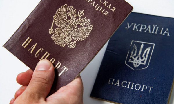 СБУ затримала у Києві “ділків”, які “продавали” українські паспорти громадянам рф