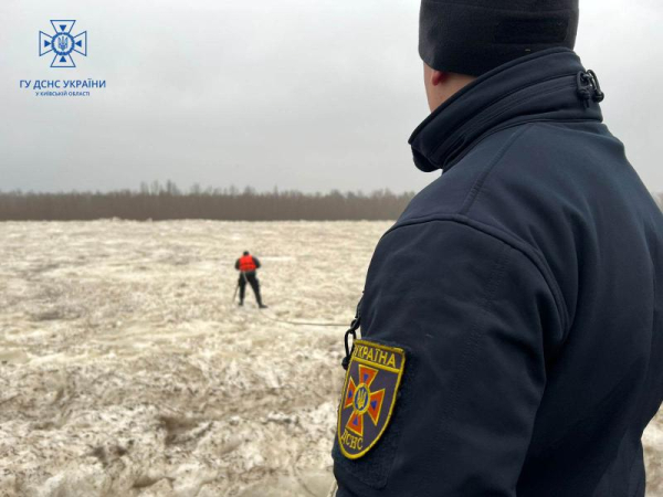 Киевским спасателям удалось разблокировать ледяную пробку на реке Десна - Life