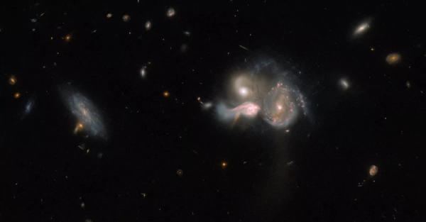 Космический телескоп Hubble зафиксировал три галактики, которые вот-вот столкнутся - Life