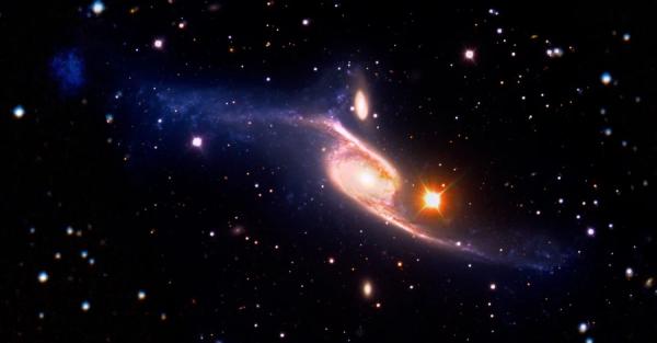 NASA обнародовало фото крупнейшей во Вселенной галактики - Life