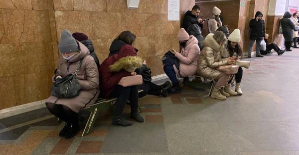 На 18 станциях киевского метро установили мобильные лавки на время тревоги - Life