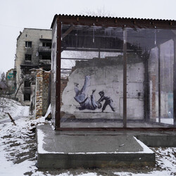 В Киевской области на граффити Бэнкси установили спецсистемы защиты - Life