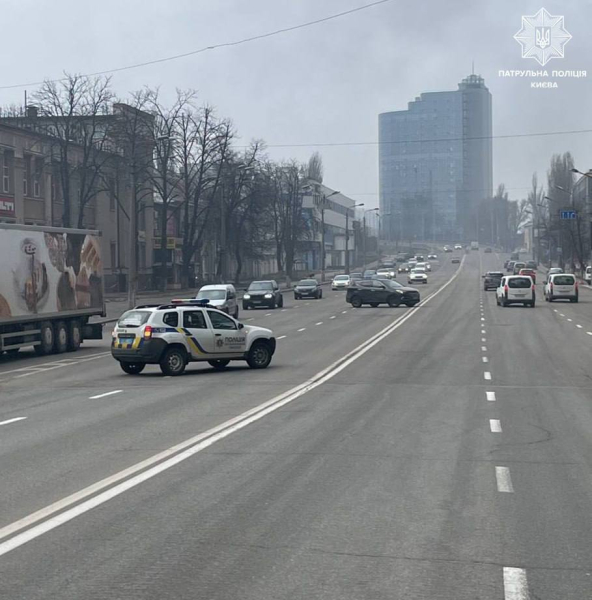 У столиці через пожежу на Подолі перекрито рух по вулицях Новокостянтинівській та Нахімова (фото)