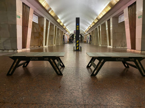На 18 станциях киевского метро установили мобильные лавки на время тревоги - Life