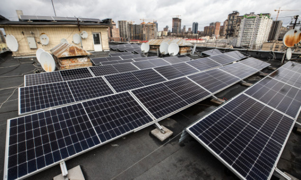 У Києві ОСББ встановило сонячні панелі, щоб при відключеннях електрики могли працювати теплопункт і ліфти