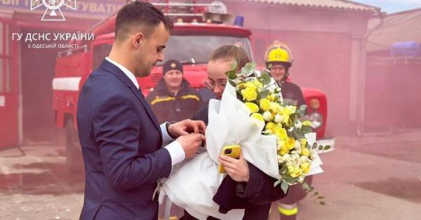 Одесский спасатель сделал предложение любимой, которая проходит стажировку в его части - Life