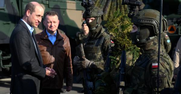 Принц Уильям тайно посетил польскую военную базу Жешув вблизи украинской границы  - Life
