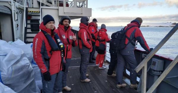 Ледокол "Ноосфера" доставил членов украинской экспедиции до станции "Вернадского" в Антарктиде - Life