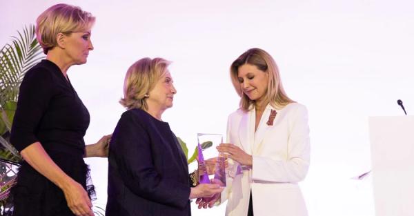 Хиллари Клинтон вручила Елене Зеленской награду за вклад в борьбу за права женщин - Life