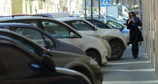 Львовян призвали жаловаться на неправильно припаркованные авто ради помощи ВСУ - Life