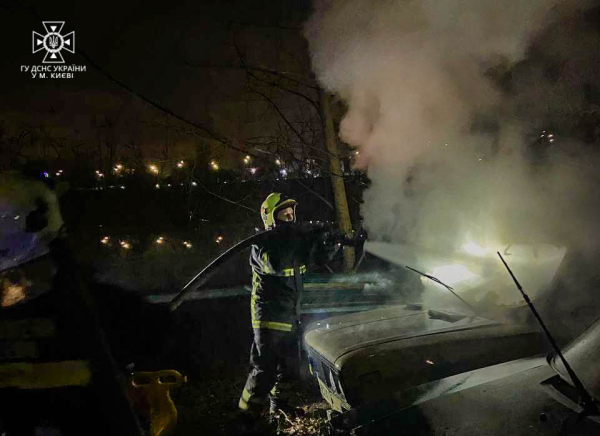 На території КП “Плесо” на Оболоні згоріли два автомобілі (фото)