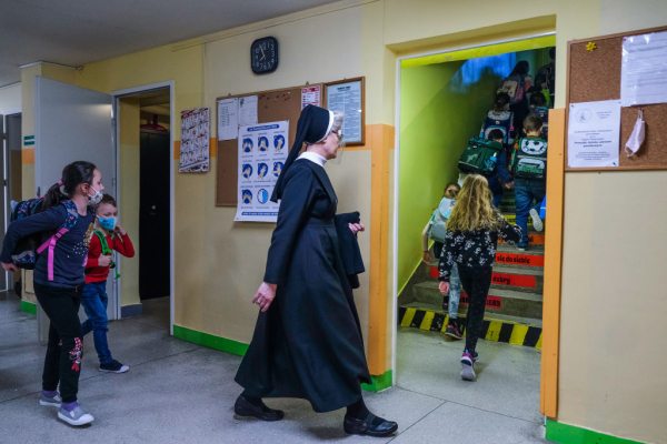 Чем удивили польские школы: месса – вместо уроков, а двойка - балл проходной - Life