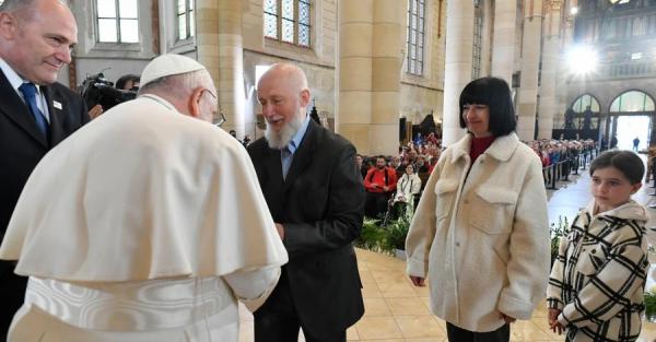 Папа Римский встретился с украинскими беженцами в Венгрии: призвал верить в мирное будущее   - Life