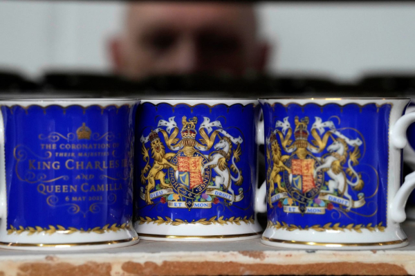 Купите себе кусочек коронации: Чарльз III появился на полотенцах, магнитах и монетках - Life