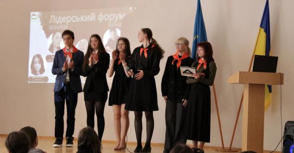 В Киеве школьники выступили в форме, похожей на пионерскую - Life