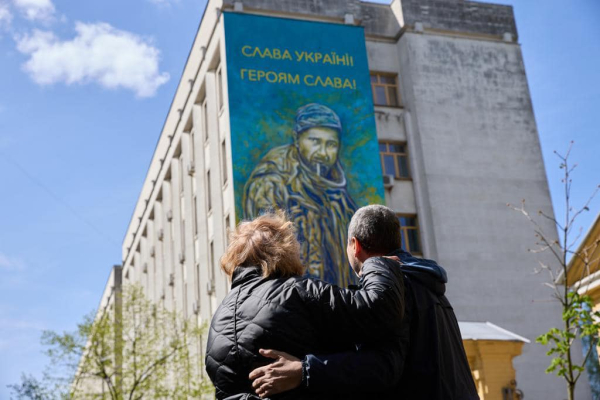 В Киеве появился мурал в честь бойца, расстрелянного за слова "Слава Украине"  - Life