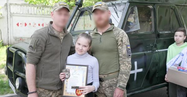 11-летняя винничанка собрала деньги на машину для фронта, продавая на улице куклы - Life