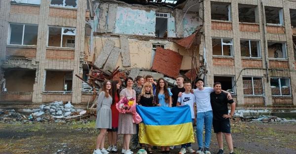 На Херсонщине выпускники провели последний звонок на руинах школы, разрушенной россиянами - Life