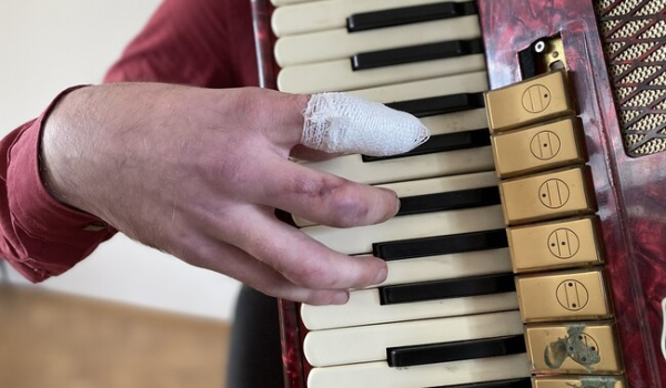 Львовские медики спасли пальцы руки у учителя музыки - Life
