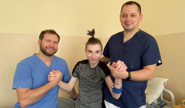 Во Львове провели сверхсложные операции молодого человека с редким генетическим заболеванием - Life
