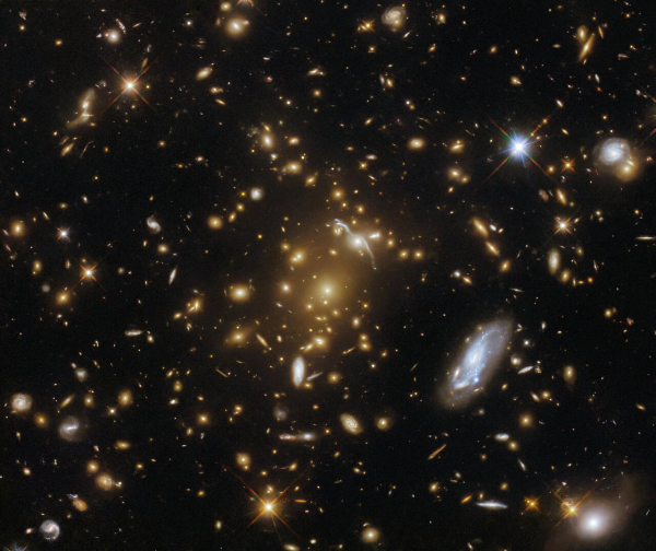 "Хаббл" сфотографировал гигантское скопление галактик, искажающее пространство и время - Life