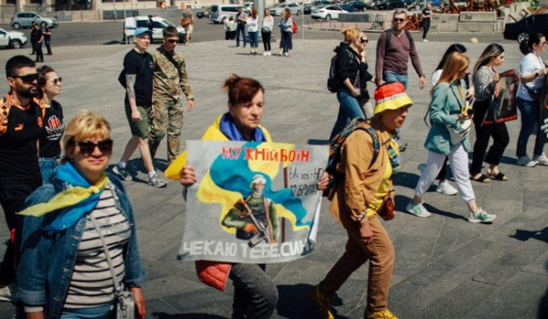 В Киеве прошел марш в поддержку пленных: Ждем домой героев Мариуполя - Life