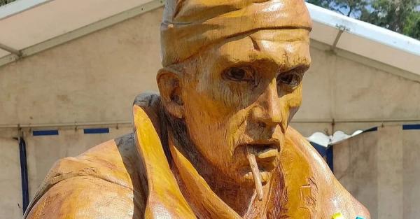Закарпатский художник вырезал из дерева скульптуру героя Александра Мациевского - Life