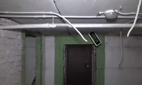 Зрізали кабелі та познімали розетки: у Бучі обікрали два укриття (відео)