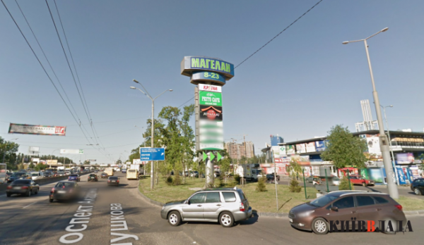 Столичні комунальники анонсували демонтаж рекламних “веж” біля метро “Теремки”