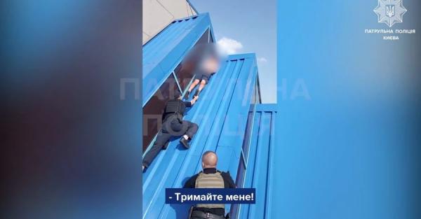 В Киеве на крыше многоэтажке застрял мужчина - фотографировал столичные пейзажи - Life
