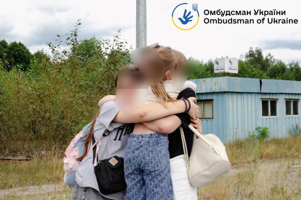 В Украину вернули еще двоих детей с оккупированной территории - девочек уже передали матери - Life