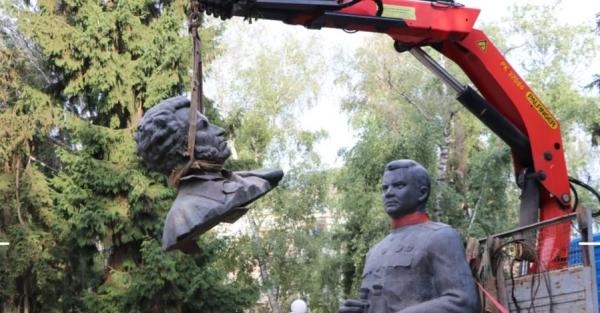 В Полтаве в рамках декоммунизации демонтировали памятники Пушкину и Ватутину - Life