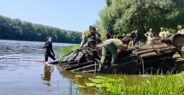 На Черниговщине со дна Десны достали танк, затопленный российскими военными - Life