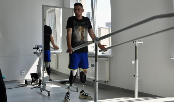 Во Львове установили протезы бойцу, потерявшему обе ноги в плену РФ - Life
