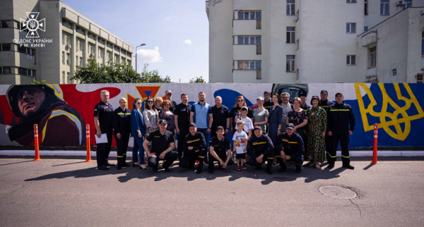 У Дарницькому районі Києва з’явився мурал, присвячений рятувальникам (фото)