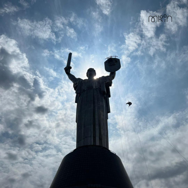 У Києві на монументі “Батьківщина-мати” почали демонтаж радянського герба 