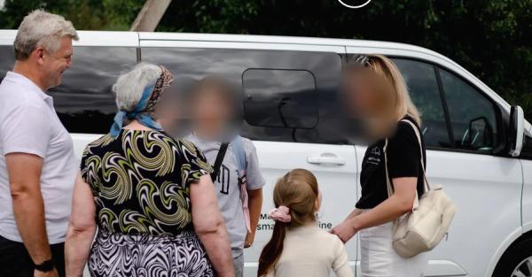В Украину вернули еще двоих детей с оккупированной территории - девочек уже передали матери - Life