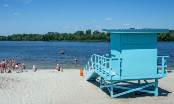 У Києві на чотирнадцяти пляжах вода не відповідає нормативам якості (перелік)