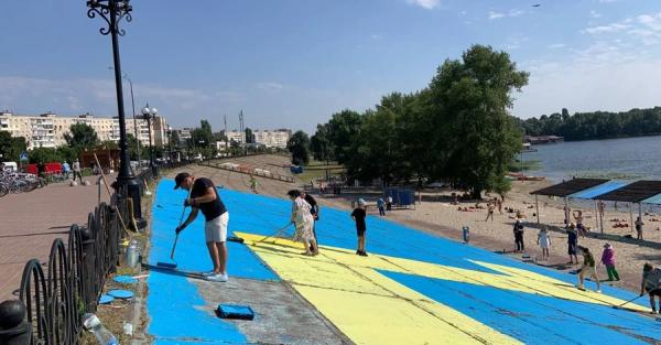 В Киеве восстановили крымскотатарский флаг с помощью 150 кг краски - Life