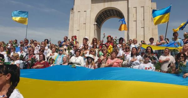 День независимости Украины в мире: концерты, хода в вышиванках и подпись Залужного на аукционе - Life