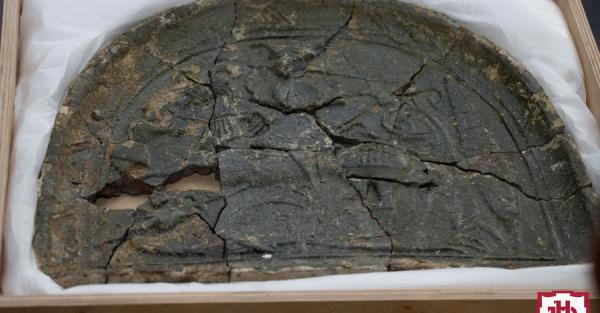 Студенты-историки из Волыни на раскопках обнаружили древнейший городской герб Украины - Life