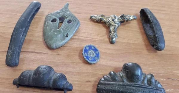 Киевские таможенники обнаружили в обычной посылке артефакты времен Киевской Руси - Life