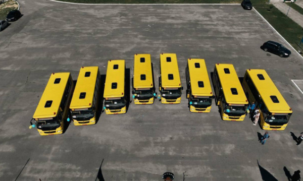 Ще 8 громад Київщини отримали нові шкільні автобуси