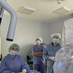 Впервые в Украине львовские хирурги удалили ребенку опухоль надпочечника с помощью работы Уникальную операцию провели в Детской больнице святого Николая. Хирурги во Львове удалили опухоль надпочечника с помощью робота Da Vinci. До сих пор таких опер - Life