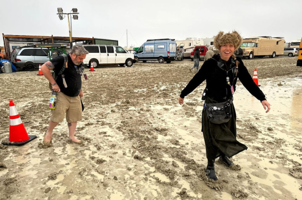 Ливень превратил территорию Burning Man в болото, 70 тысяч гостей оказались в ловушке  - Life