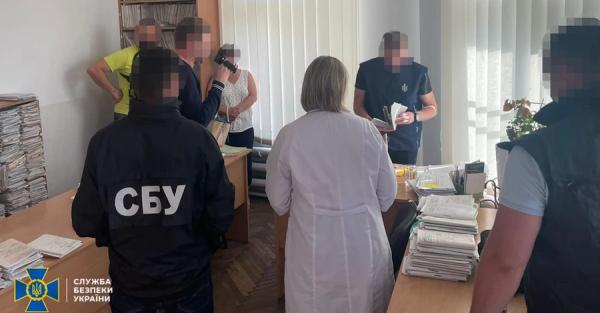 Во Львовской области медик военно-врачебной пыталась съесть взятку - Life