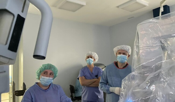 Впервые в Украине львовские хирурги удалили ребенку опухоль надпочечника с помощью работы Уникальную операцию провели в Детской больнице святого Николая. Хирурги во Львове удалили опухоль надпочечника с помощью робота Da Vinci. До сих пор таких опер - Life