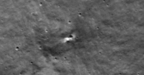 NASA показало фото нового кратера на Луне, появившемся после падения российского Луны-25 - Life