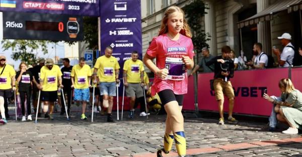 Дочери прочат карьеру модели: 12-летняя Яна из Краматорска после потери двух ног бегает и ездит на велосипеде - Life