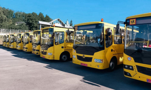 На Київщині ще 10 громад отримали нові шкільні автобуси